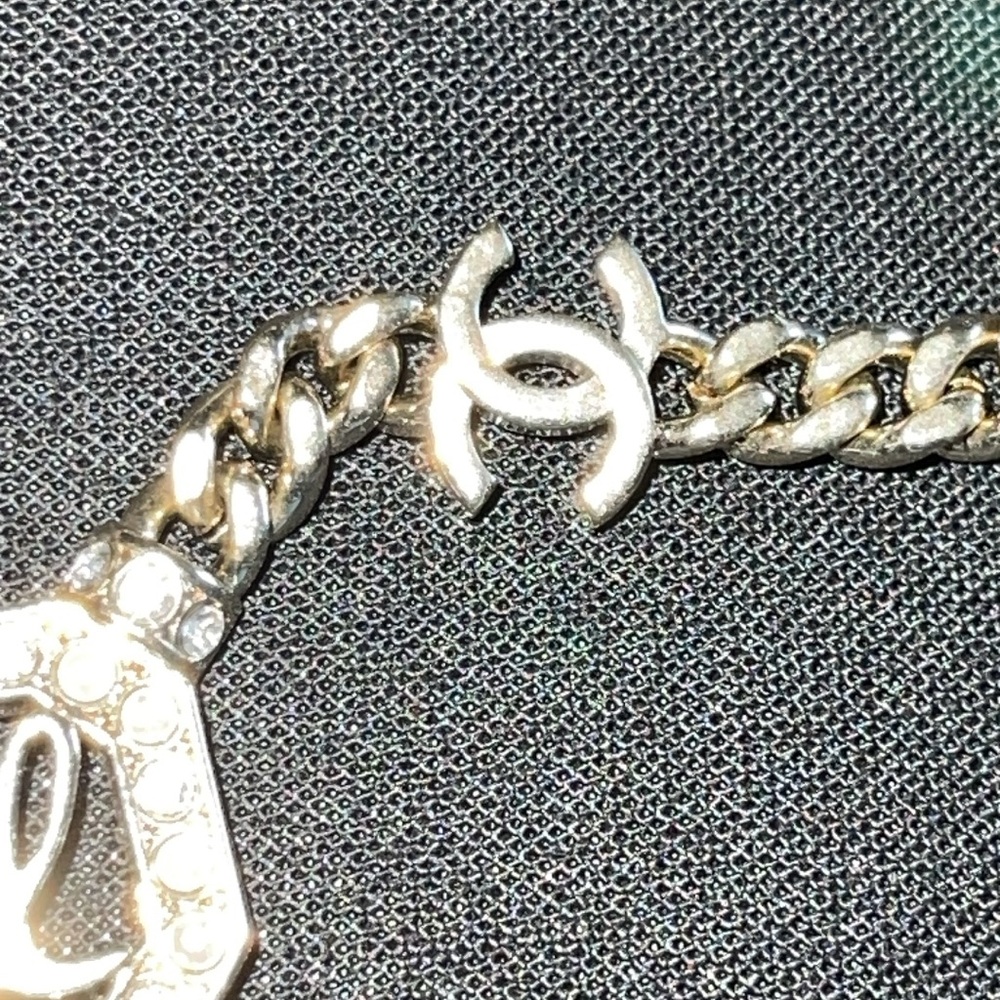 CHANEL excellent condition preloved metal crystal pearl logo necklace gold. - Picture 5 of 13